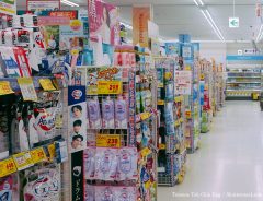 在庫切れに腹を立てて商品を蹴り上げる客　棚に戻すのを手伝っていると…？