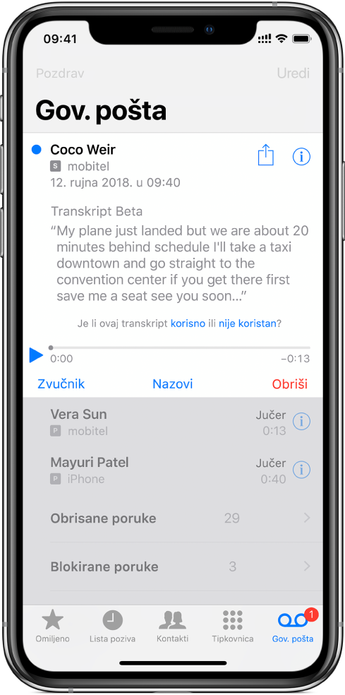 Zaslon govorne pošte. Na vrhu zaslona nalazi se naslovna traka s tipkom Pozdrav s lijeve i tipkom Uredi s desne strane. Ispod naslovne trake nalazi se popis pozivatelja koji su ostavili poruke govorne pošte. Plava točka označava da poruka nije pročitana. Kad dodirnete poruku prikazuju se kontrole za reprodukciju te tipke Zvučnik, Nazovi i Obriši. Tipka Info pored svake poruke pruža kontaktne informacije o pozivatelju, ako su dostupne.
