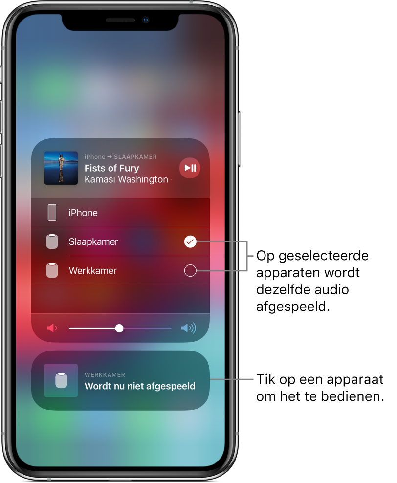 Een AirPlay-venster met twee kaarten. Bovenin staat een open audiokaart met de titel en artiest van een nummer. Op deze kaart zijn twee luidsprekers te zien: slaapkamer en werkkamer. De slaapkamerluidspreker is geselecteerd. Bij de twee luidsprekers staat een bijschrift met de tekst "Op geselecteerde apparaten wordt dezelfde audio afgespeeld." Onder in de open kaart is een volumeschuifknop te zien. Onder in het scherm bevindt zich een gesloten kaart voor de luidspreker in de werkkamer met de tekst "Wordt nu niet afgespeeld". Bij de gesloten kaart onderin staat een bijschrift met de tekst "Tik op een apparaat om het te bedienen."