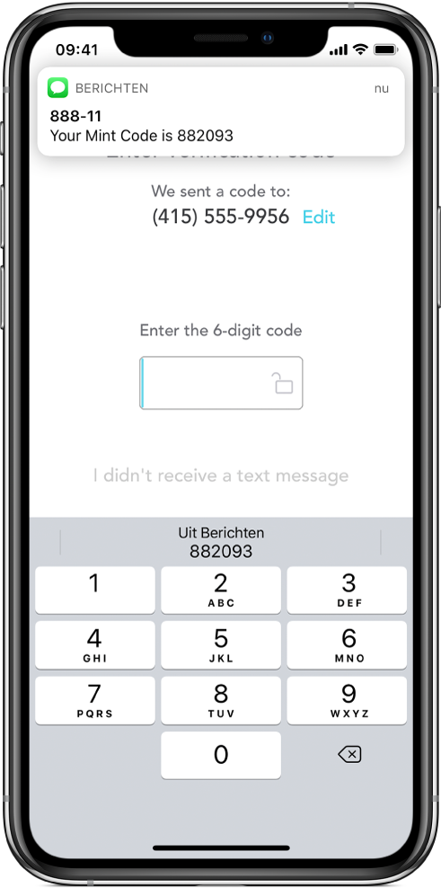 Een iPhone-scherm van een app waarin om een zescijferige toegangscode wordt gevraagd. In het appscherm staat een bericht dat de code is verstuurd. Een melding van de Berichten-app verschijnt boven in het scherm met de tekst "Your Mint Code is 882093." Onder in het scherm zie je het toetsenbord. Boven op het toetsenbord staan de tekens "882093".