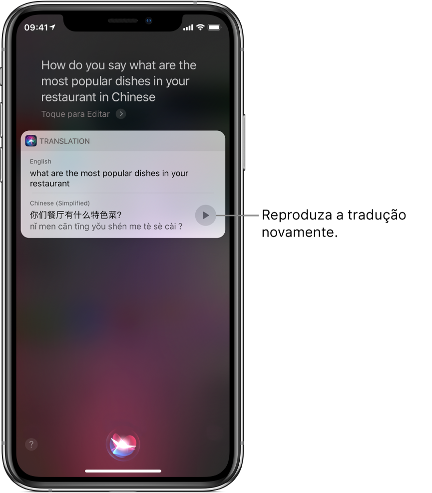 Em resposta à pergunta “Como se diz: quais são os pratos mais populares do restaurante, em chinês?” A Siri exibe uma tradução da frase em português “quais são os pratos mais populares do restaurante” em chinês. Um botão à direita da tradução reproduz o áudio da tradução novamente.