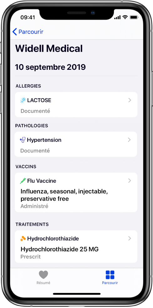 Le titre « Widell Medical » s'affiche vers le haut de l’écran dans l’app Santé. Sous le titre, des informations relatives à différents types de dossiers médicaux s’affiche. La catégorie du haut, Allergies, contient un dossier, Lactose (documenté). Une commande en forme de flèche sur la droite indique que davantage d’informations sont disponibles pour le dossier. L’écran affiche d’autres dossiers médicaux pour les catégories Pathologies, Vaccins et Traitements.