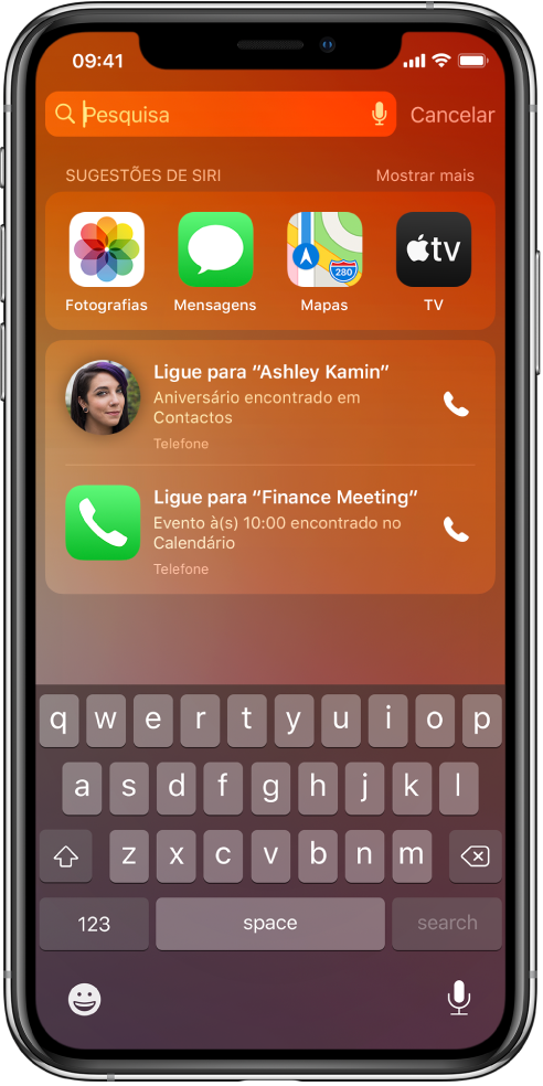 O ecrã bloqueado do iPhone. Numa linha com o título “Sugestões de Siri”, são apresentadas as aplicações Fotografias, Mensagens, Mapas e TV. Por baixo das sugestões de aplicações estão duas sugestões para fazer chamadas telefónicas. Uma sugestão é para ligar a Ashley Kamin, cujo aniversário está marcado na aplicação Contactos, e a outra sugestão é para ligar para Finance Meeting, um evento encontrado na aplicação Calendário.