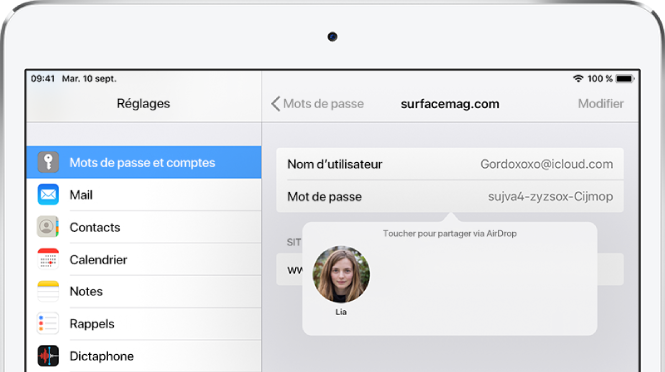 L’écran Mots de passe et comptes pour un site web. Un bouton sous le champ du mot de passe affichant une image de Lia sous l’instruction « Toucher pour partager avec AirDrop ».