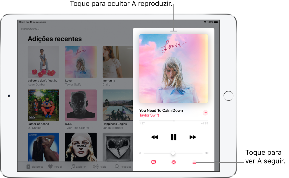 O ecrã “A reproduzir” com o grafismo do álbum. Por baixo estão o título da música, o nome do intérprete, o botão Mais, o cursor de reprodução, os controlos de reprodução, o nivelador de Volume, o botão Letra, o botão Destino da reprodução e o botão A seguir. O botão “Ocultar a reproduzir” está na parte superior.