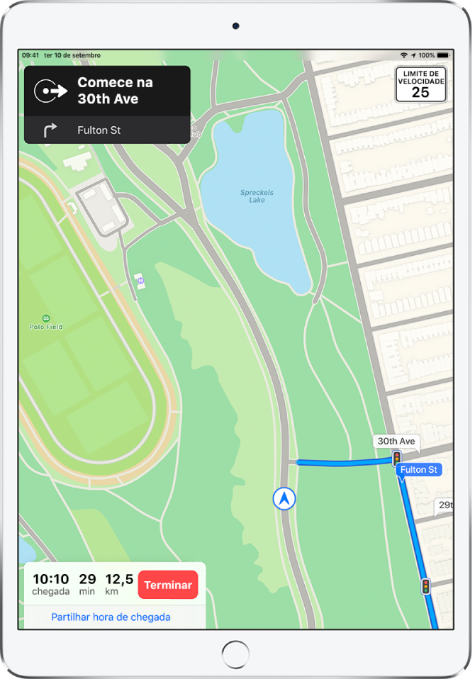 Um mapa a mostrar um itinerário de carro, incluindo uma instrução para virar à direita na Rua Augusta. Na parte inferior do mapa, o tempo de chegada, o tempo de viagem e a quilometragem total aparecem à esquerda do botão Terminar e por cima de “Partilhar hora de chegada”.