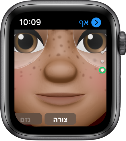 היישום Memoji ב‑Apple Watch במסך העריכה ״אף״. תמונת תקריב על הפנים, עם האף במרכז. המילה ״צורה״ מופיעה בתחתית.