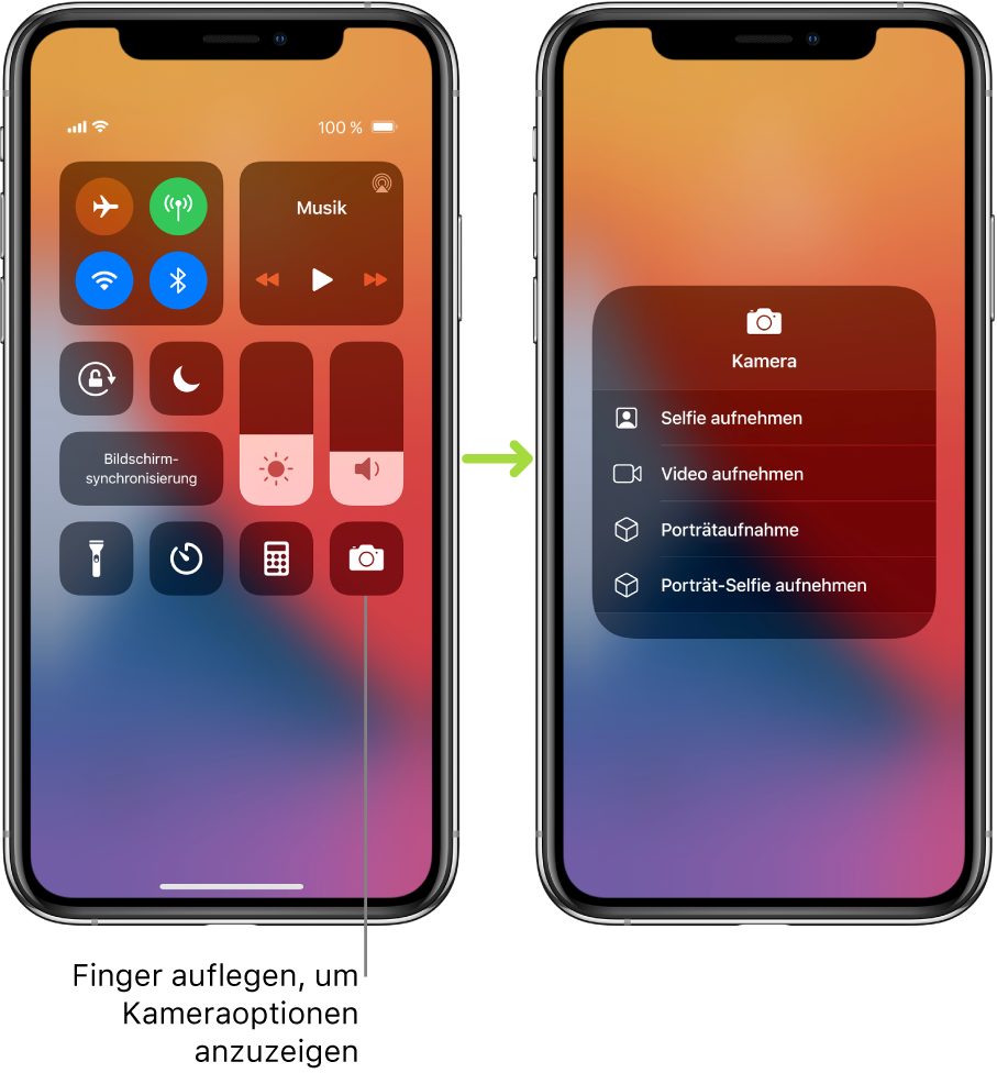 Zwei Bildschirme mit dem geöffneten Kontrollzentrum nebeneinander: Auf dem Bildschirm links sind in der oberen linken Gruppe die Steuerelemente „Flugmodus“, „Mobile Daten“, „WLAN“ und „Bluetooth“ zu sehen. Außerdem ist der Hinweis zu sehen, dass durch Auflegen des Fingers auf das Symbol „Kamera“ unten rechts Optionen für die Kamera eingeblendet werden können. Auf dem Bildschirm rechts sind diese zusätzlichen Optionen für die Kamera zu sehen: „Selfie aufnehmen“, „Video aufnehmen“, „Porträtaufnahme“ und „Porträt-Selfie aufnehmen“.