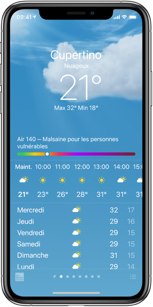 Écran Météo affichant le lieu, la température actuelle, les températures maximale et minimale du jour, et un graphique de la qualité de l’air indiquant « Malsaine pour les personnes vulnérables ». Au milieu de l’écran sont affichées les prévisions heure par heure actuelles suivies par celles des 7 prochains jours. Une rangée de points en bas au centre indique le nombre de lieux qui figurent dans la liste des lieux. Dans l’angle inférieur droit se trouve le bouton « Modifier les villes ».