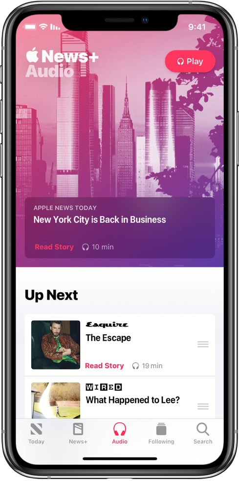 מסך Audio (״שמע״), שמציג מבזק שמע של Apple News Today בחלקו העליון. כפתור Play (״הפעל״) מופיע בחלק השמאלי העליון של הכתבה. מתחת לכתבה מופיעות שתי הכתבות הבאות בתור באזור ה‑Up Next (״הבא בתור״). בתחתית המסך מופיעות חמש כרטיסיות – Today (״היום״),News+‎, ‏Audio (״שמע״), Following (״במעקב״) ו‑Search (״חיפוש״).