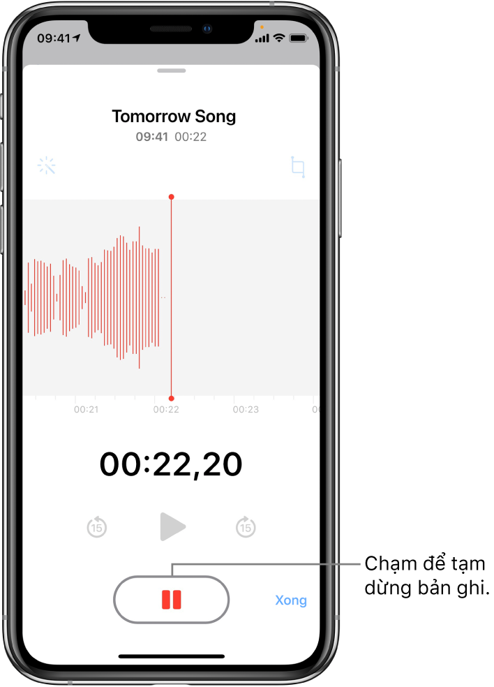 Màn hình Ghi âm đang hiển thị quá trình ghi âm đang diễn ra với nút Tạm dừng hiện hoạt và các điều khiển phát, tua đi 15 giây và tua lại 15 giây bị làm mờ. Phần chính của màn hình hiển thị dạng sóng của bản ghi âm đang thực hiện, cùng với một chỉ báo về thời gian. Chỉ báo Micrô đang được sử dụng màu cam xuất hiện ở trên cùng bên phải.