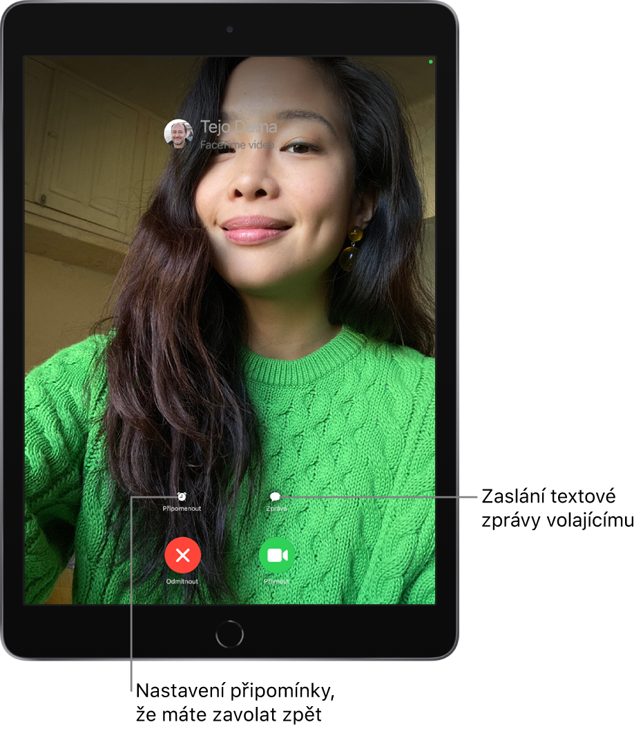 Obrazovka příchozího hovoru. Horní řádek na dolním okraji obsahuje zleva doprava tlačítka Připomenout a Zpráva, dolní řádek zleva doprava tlačítka Odmítnout a Přijmout.