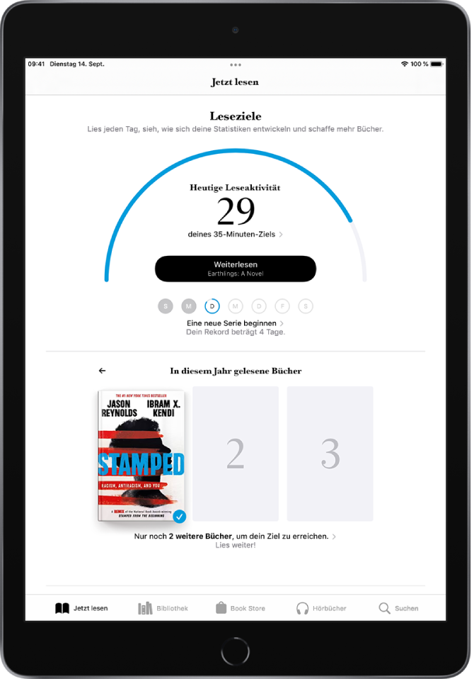 Der Abschnitt „Leseziel“ in „Jetzt lesen“. Der Lesezähler zeigt, dass 10 Minuten eines 20-minütigen Leseziels geschafft wurden. Unter dem Zähler befinden sich die Taste „Weiterlesen“ sowie Kreise, die die Wochentage von Sonntag bis Samstag anzeigen. Die Kreise für Sonntag und Montag sind blau, was darauf hinweist, dass das Leseziel erreicht wurde. Der Kreis für Dienstag ist zur Hälfte blau, was den Fortschritt an diesem Tag anzeigt. Die Kreise für Mittwoch bis Samstag sind grau. In der Mitte des Bildschirms werden die in diesem Jahr gelesenen Bücher angezeigt. Drei Quadrate bedeuten ein Leseziel von drei Büchern. Ein Buchcover füllt ein Quadrat, was bedeutet, dass in diesem Jahr ein Buch gelesen wurde.
