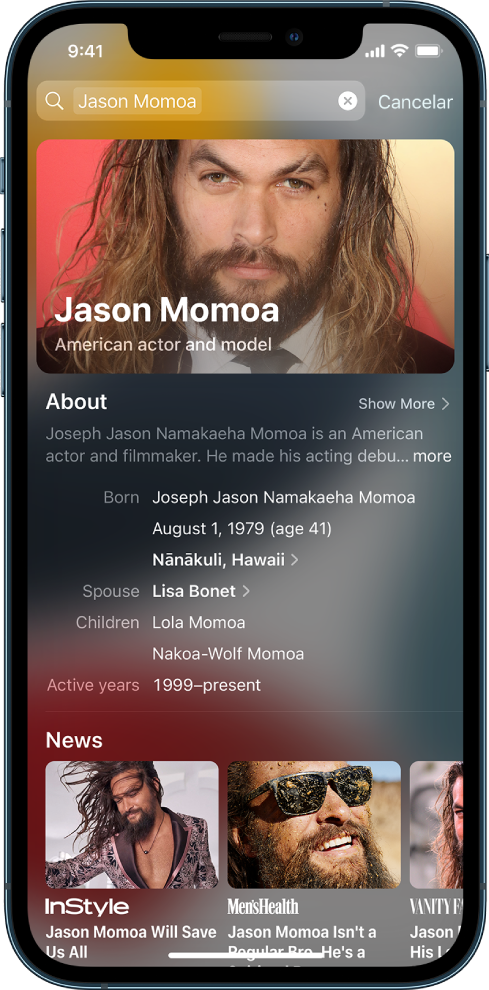 Pantalla mostrando una búsqueda en el iPhone. En la parte superior se encuentra el campo de búsqueda con el nombre de una celebridad y debajo se muestran resultados para el texto.