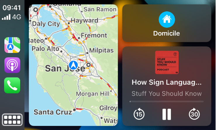 Tableau de bord CarPlay affichant les icônes pour Plans, Podcasts et Téléphone sur la gauche, la carte d’un itinéraire en voiture au milieu et trois éléments empilés sur la droite. L’élément situé en haut sur la droite montre la navigation vers les stations-service et parkings. L’élément du milieu présente les commandes de lecture multimédia. L’élément du bas indique un rendez-vous à venir du calendrier.