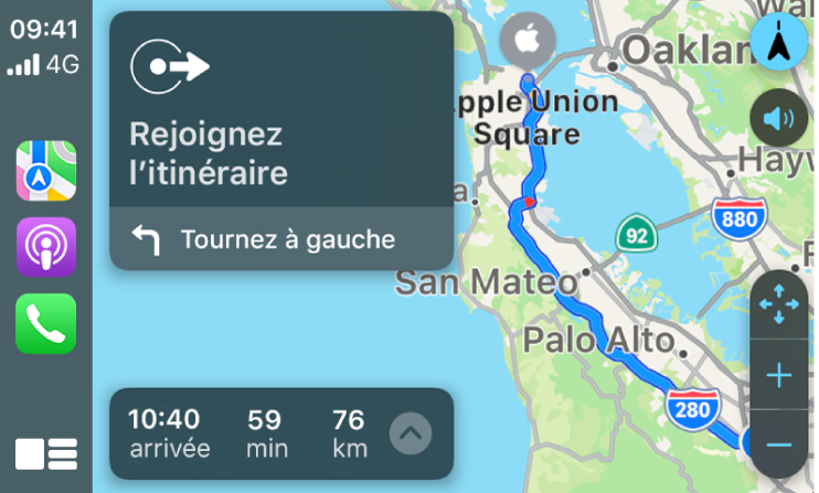 CarPlay affichant les icônes pour Plans, Podcasts et Téléphone sur la gauche, et le plan d’un itinéraire en voiture sur la droite avec les commandes de zoom, les indications de conduite et l’heure d’arrivée prévue.