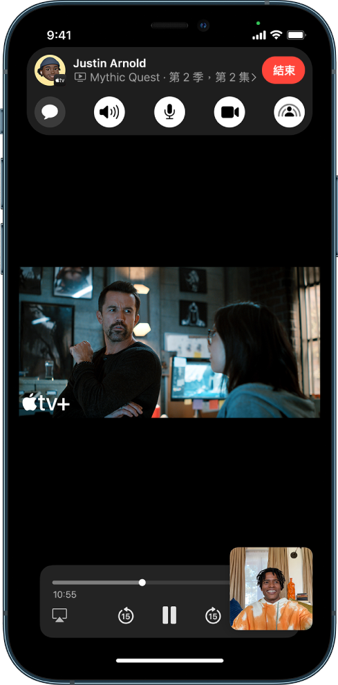 FaceTime 通話，顯示通話中共享的 Apple TV+ 影片內容。FaceTime 控制項目顯示在畫面最上方，視訊在控制項目下方播放，播放控制項目位於畫面底部。