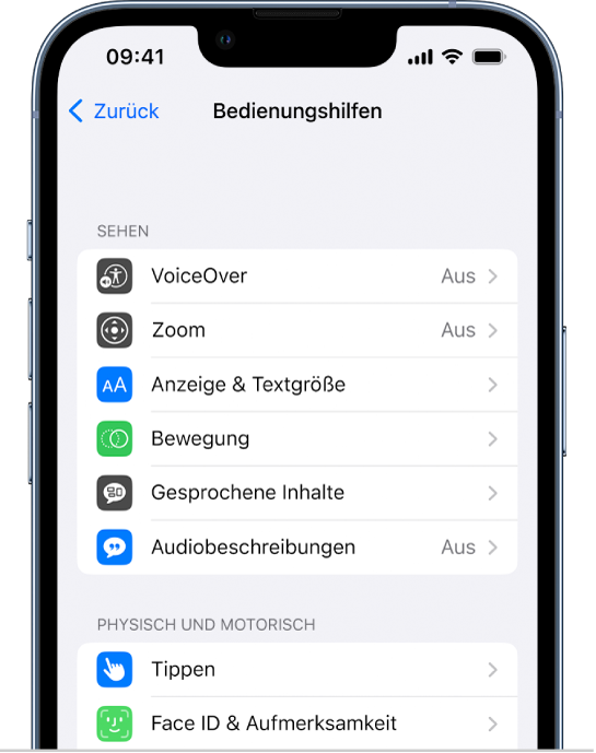 Der Bildschirm „Bedienungshilfen“ in den Einstellungen zeigt dir folgenden integrierten Funktionen von oben nach unten: Funktionen zum Sehen wie „VoiceOver“, „Zoom“, „Anzeige & Textgröße“, „Bewegung“, „Gesprochene Inhalte“, „Audiobeschreibungen“ sowie Funktionen für physische und motorische Besonderheiten wie „Tippen“ und „Face ID“ und „Aufmerksamkeit“.