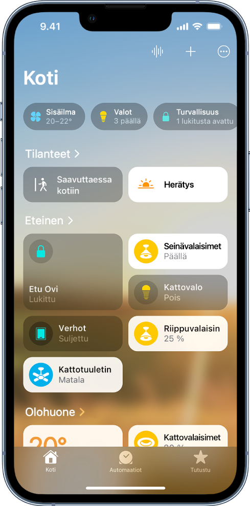 Koti-välilehdellä näkyvät Ilmastointi-, Valot- ja Turvallisuus-kategoriat sekä tilanteita yläreunalla. Alla näkyvät Saavuttaessa kotiin- ja Herätys-tilanteiden ruudut. Tilanteiden alla näkyy kaksi huonetta – eteinen ja olohuone – sekä lisälaiteruudut kummassakin. Muut alareunassa olevat välilehdet ovat Automaatiot ja Tutustu.