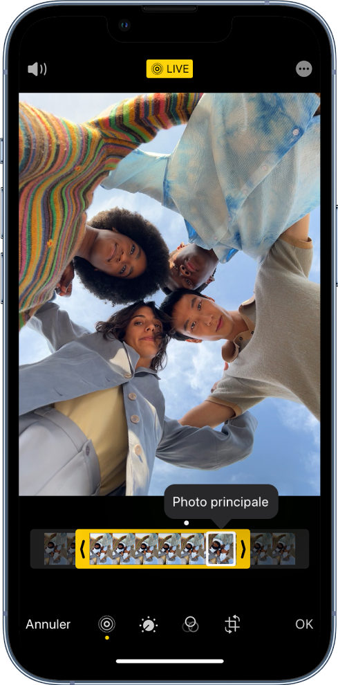 Un écran Live Photo avec la Live Photo au centre. Le bouton Live se trouve en haut au milieu, et le bouton Son en haut à gauche. Le visualiseur d’image se trouve sous la photo avec le bouton « Photo principale » actif. Des deux côtés du visualiseur d’image se trouvent deux flèches vous permettant de raccourcir la Live Photo.