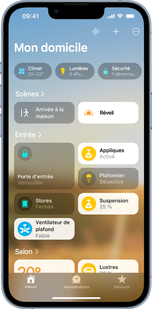 L’écran « Appareil photo » en mode Photo. Les boutons correspondant au flash et au mode Nuit s’affichent dans l’angle supérieur gauche de l’écran. Le flash est désactivé et le mode Nuit est actif. Le bouton « Commandes de l’appareil photo » se trouve en haut au centre et le bouton « Live Photo » dans le coin supérieur droit. En bas de l’écran, de gauche à droite, se trouvent le bouton « Visualiseur de photos et vidéos », le bouton « Prendre une photo » et le bouton « Sélecteur de caméra - face arrière ».