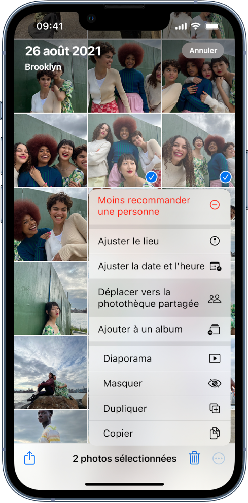 Une grille de vignettes de photos remplit l’écran. Deux vignettes sont sélectionnées et le menu Plus est ouvert au bas de l’écran. L’option « Déplacer vers la photothèque partagée » est sélectionnée dans le menu.