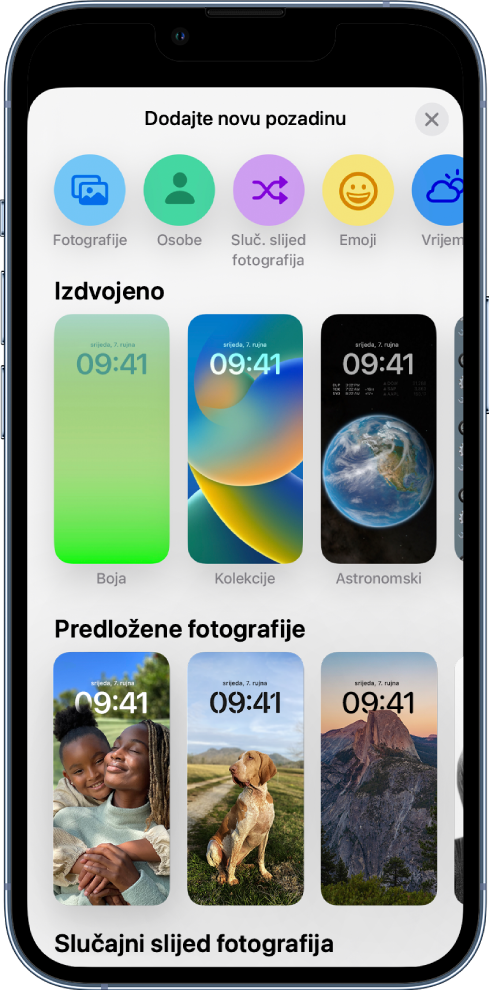 Zaslon Dodaj novu pozadinu prikazuje galeriju izbora pozadina za prilagođavanje zaključanog zaslona iPhonea, u kategorijama kao što su Izdvojeno, Predložene fotografije i Nasumična fotografija. Pri vrhu se nalaze tipke za dodavanje fotografija, osoba, nasumične fotografije, emojija i pozadine sa zaslonom vremena na zaključani zaslon.