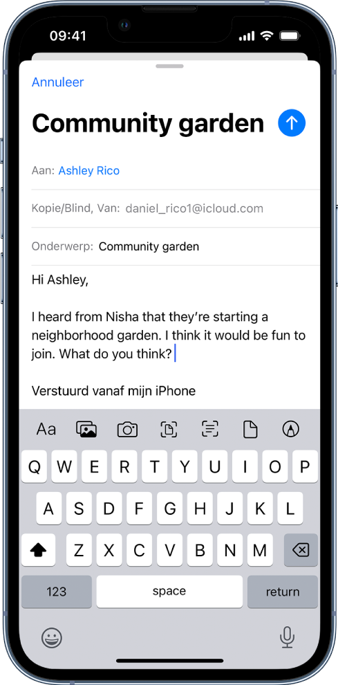Een concept-e‑mail met midden in het scherm de opties voor bijlagen. Daaronder bevindt zich het toetsenbord.