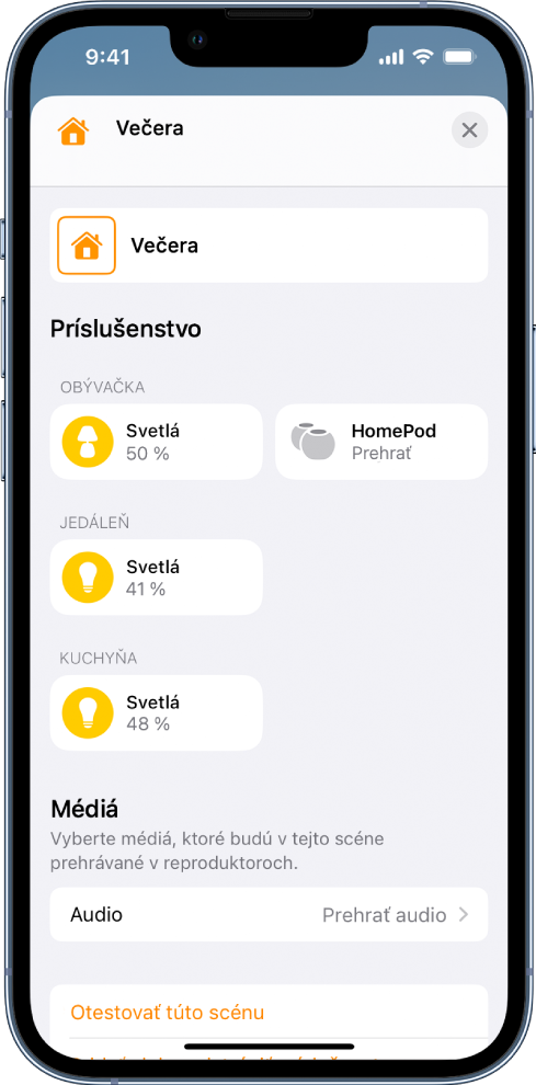 Obrazovka úpravy scény v apke Domácnosť. V hornej časti obrazovky je uvedený názov scény. Pod ním sa zobrazujú tri miestnosti a príslušenstvo pridané k jednotlivým miestnostiam v rámci danej scény. V dolnej časti sa nachádza sekcia Médiá s HomePodom v obývačke nastaveným na prehrávanie zvuku. Úplne dole na obrazovke je tlačidlo Otestovať túto scénu.