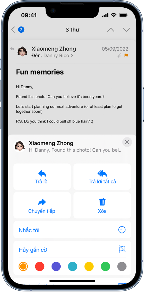 Một email đang hiển thị các tùy chọn trả lời ở nửa dưới của màn hình. Bên dưới những tùy chọn đó là nút Nhắc tôi, nút Hủy gắn cờ và các lựa chọn màu cho cờ.