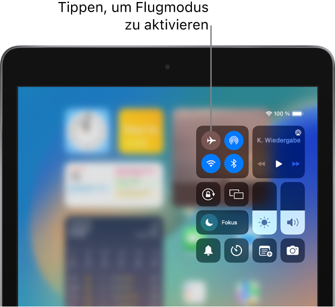 Der Bildschirm des Kontrollzentrums zeigt, dass durch Tippen auf die Taste oben links der Flugmodus aktiviert wird.