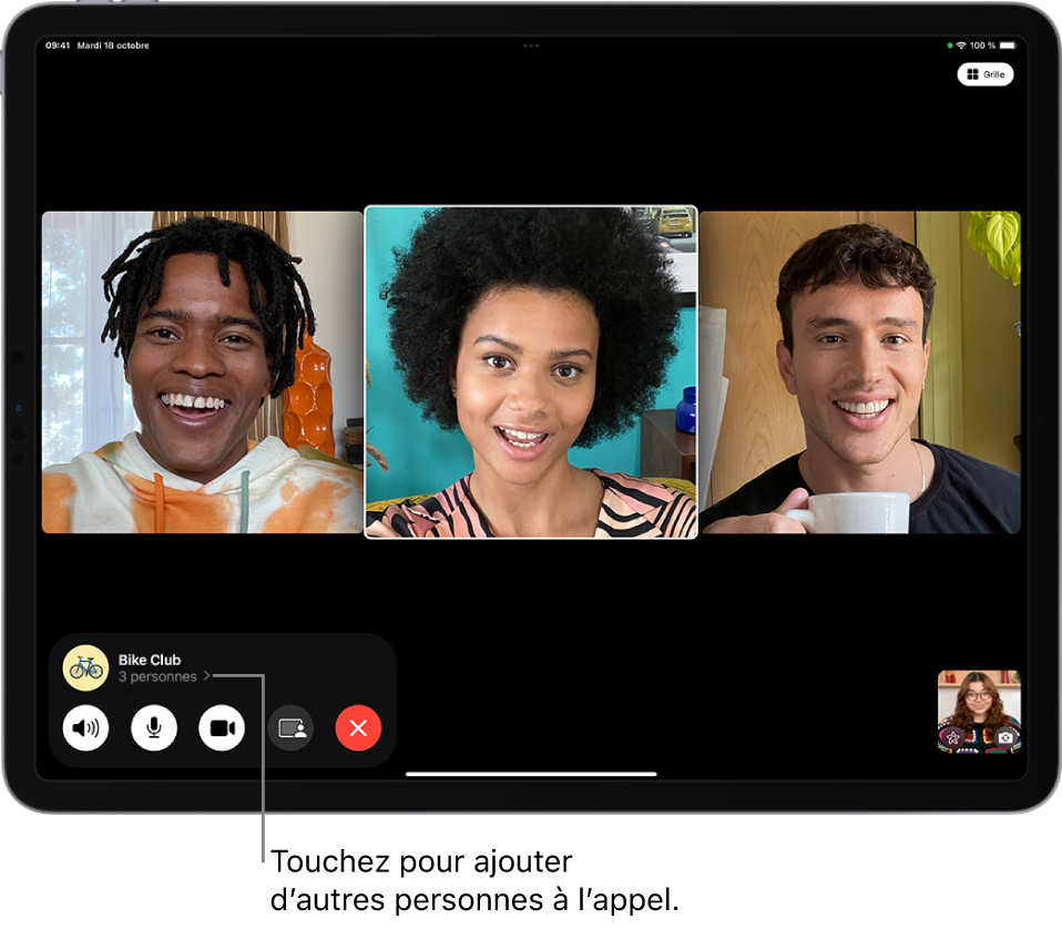 Un appel FaceTime en groupe avec quatre participants, dont le créateur. Chaque participant apparaît dans une vignette distincte. Les commandes FaceTime se trouvent en bas de l’écran, notamment les boutons Audio, Micro, Caméra, « Partager du contenu » et Raccrocher. En haut des commandes se trouvent le nom ou l’identifiant Apple du groupe ou de l’interlocuteur ainsi que le bouton Infos.