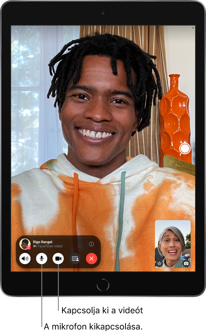 Egy folyamatban lévő FaceTime-hívás. Ön a jobb alsó részen lévő mozaikon jelenik meg, a másik személy pedig a képernyő többi részén látható. A kis méretű mozaik tartalmazza az Effektusok és a Váltás a hátsó kamerára gombokat. Az Élő szöveg gomb a képernyő jobb oldalán látható. A FaceTime-vezérlők a képernyő alján láthatók, és többek közt tartalmazzák a Hang, a Mikrofon, a Kamera, a Tartalom megosztása és a Befejezés gombot. A vezérlők tetején a beszélgetés másik résztvevőjének a neve és Apple ID-ja, valamint az Infó gomb látható.