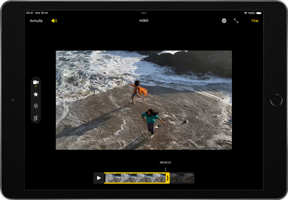 Nella schermata di modifica è presente un video e nella parte inferiore dello schermo viene mostrato il visore dei fotogrammi. Nell'angolo in alto a sinistra sono presenti i pulsanti Annulla e Volume; nell'angolo in alto a destra sono presenti i pulsanti “Schermo intero” e Fine. Gli strumenti di modifica si trovano sul lato sinistro dello schermo, dall'alto verso il basso: Video, Regola, Filtri e Ritaglia. Video è selezionato.