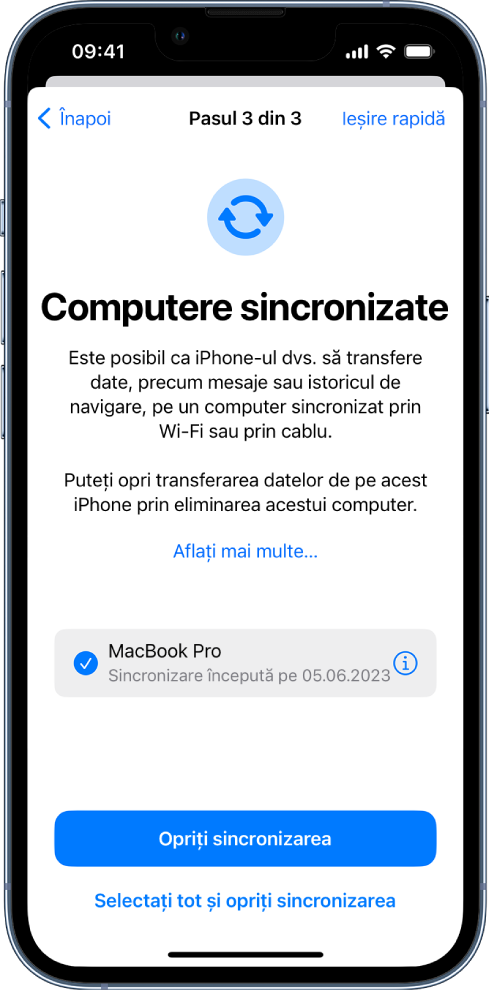 Două ecrane de iPhone afișează ecranul Computere sincronizate și ecranul Transmisie privată iCloud.