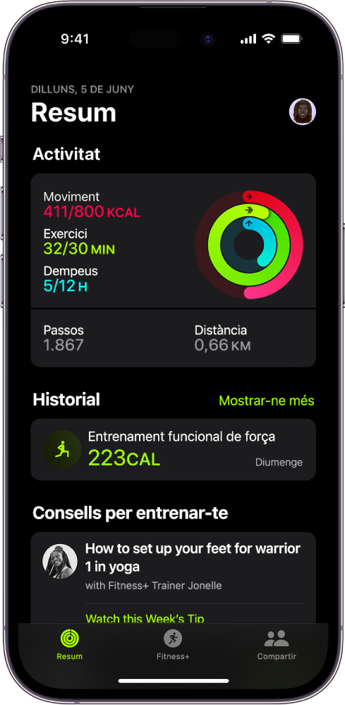 La pantalla de resum de l’app Fitnes mostra les àrees “Activitat”, “Historial” i “Consells per entrenar-te”.