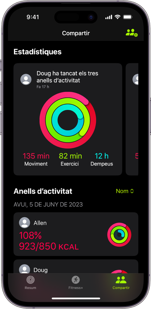 La pantalla “Compartir” del Fitnes mostra les activitats més destacades i els anells d’activitat compartits entre una persona i les seves amistats.