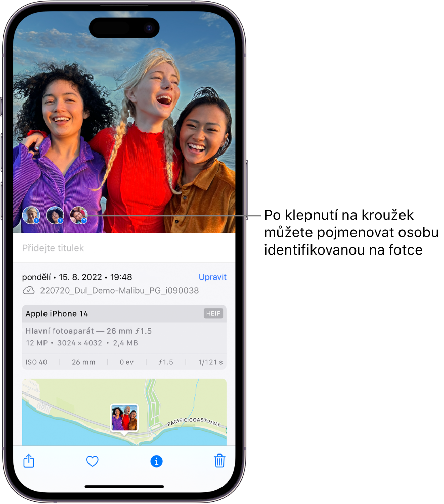 V horní polovině displeje iPhonu je vidět fotka otevřená v aplikaci Fotky. V dolní polovině se zobrazují informace o fotce. Shora dolů – datum a čas, název souboru, model iPhonu, nastavení fotoaparátu a mapa. U dolního okraje displeje jsou zleva doprava zobrazená tlačítka Sdílet, Oblíbené, Informace a Smazat. Tlačítko Informace je vybrané.