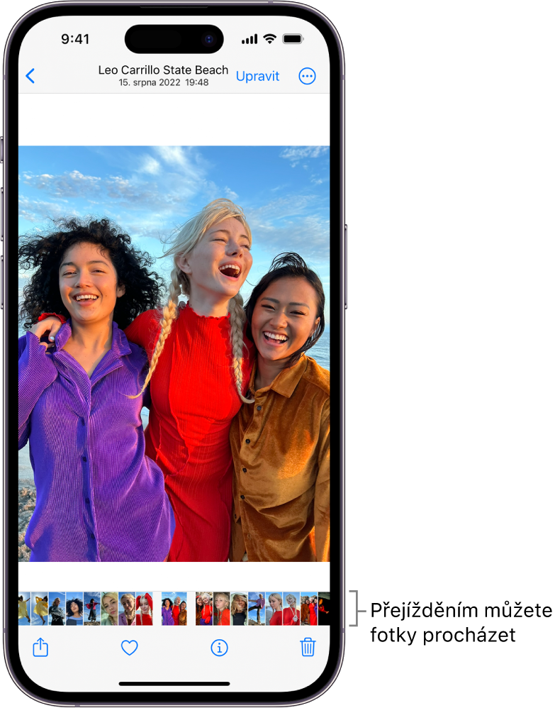 Fotka s miniaturami dalších fotek podél dolního okraje obrazovky. Vlevo nahoře je vidět tlačítko Zpět, jímž se vrátíte do předchozího zobrazení, v němž jste fotky procházeli. Dole se nacházejí tlačítka Sdílet, Líbí a Smazat a vpravo nahoře tlačítko Upravit.