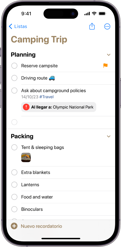 Una lista de control para una acampada en Recordatorios. Algunos elementos tienen etiquetas, ubicaciones, indicadores y fotos. En la parte inferior izquierda está el botón Nuevo recordatorio.