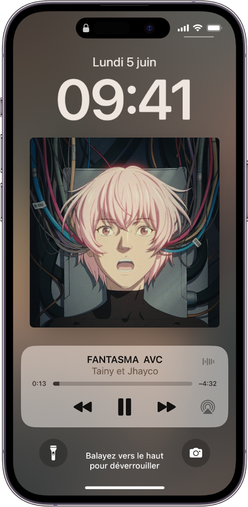 L’écran verrouillé affichant une pochette d’album et en-dessous les commandes pour la musique lue sur un appareil distant.