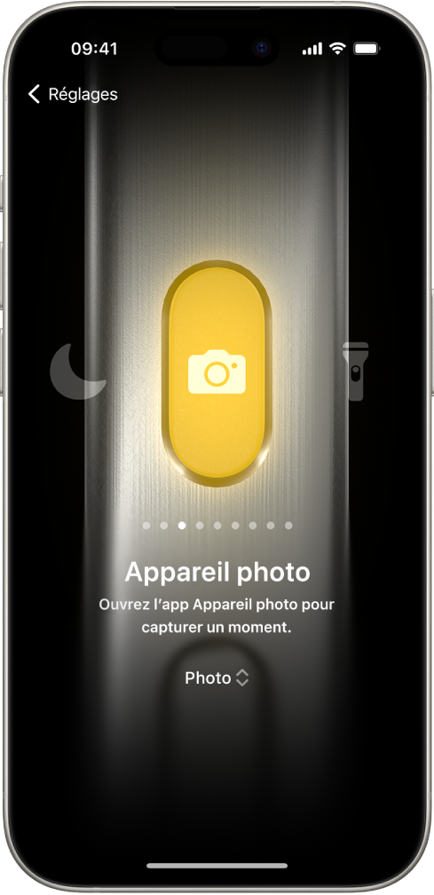 L’écran de personnalisation du bouton Action. L’action sélectionnée est « Appareil photo ». D’autres fonctionnalités s’affichent à droite et à gauche de l’appareil photo, notamment « Ne pas déranger » et « Lampe torche ». Sous les actions se trouvent des points que vous pouvez toucher pour basculer sur une autre action. Sous l’action sélectionnée (Appareil photo), un menu d’options Appareil photo permet d’en attribuer une au bouton Action.