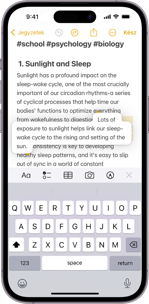 Egy dokumentum van megnyitva a Jegyzetek appban. A képernyő alsó felén a képernyő-billentyűzet látható. Egy kijelölt szövegrész kiemelkedik a dokumentumból, és máshová lesz áthelyezve.