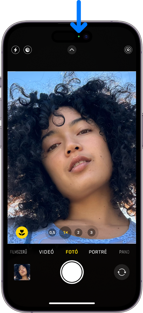 A Kamera app képernyője Fotó módban. A képernyő tetejének közepén lévő zöld jelzőfény jelzi, hogy a kamera használatban van.