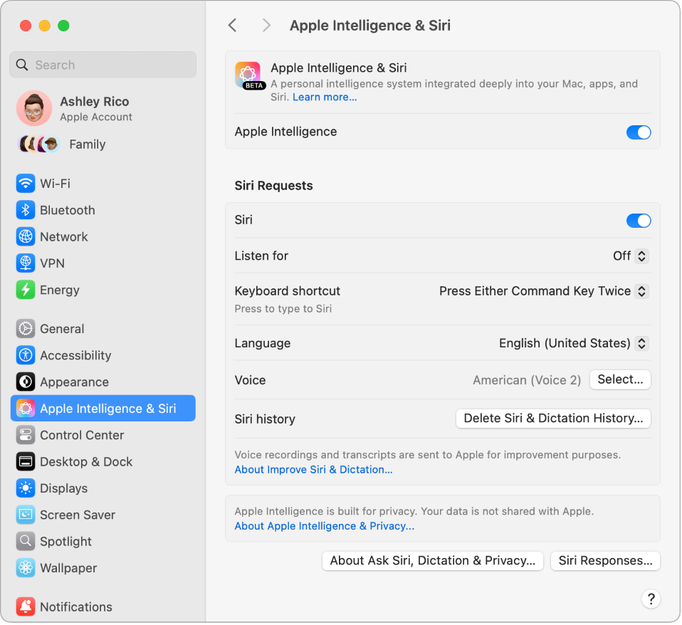 Το παράθυρο ρυθμίσεων του Apple Intelligence και Siri με επιλεγμένο το «Siri», καθώς και με πολλές επιλογές για την προσαρμογή του Siri στα δεξιά