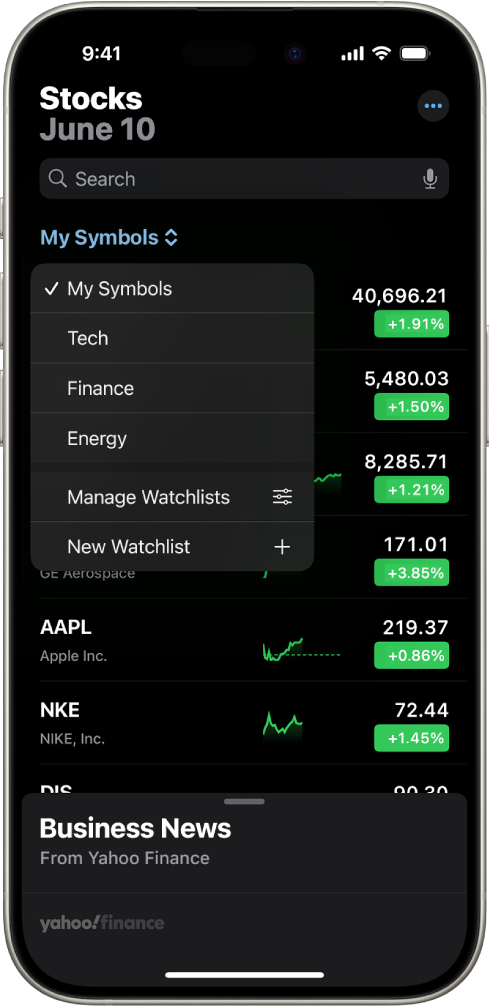 Una lista de seguimiento en la app Bolsa mostrando varias acciones. Cada acción en la lista muestra, de izquierda a derecha, el símbolo y nombre de la acción, una gráfica de rendimiento, el precio la acción y los cambios en su precio. En la parte superior de la pantalla, se selecciona la lista de seguimiento Mis símbolos, donde están disponibles las siguientes listas de seguimiento y opciones: Tecnología, Finanzas, Energía, Administrar listas de seguimiento y Nueva lista de seguimiento.