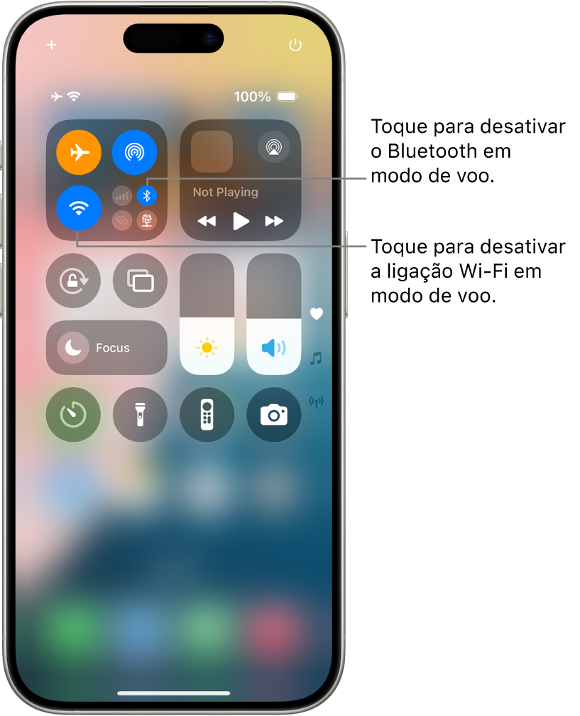 A central de controlo do iPhone. No grupo de controlos no canto superior esquerdo encontram-se o botão do modo de voo (superior esquerdo), Wi-Fi (inferior esquerdo) e o botão Bluetooth (inferior direito). Modo de voo, Wi‑Fi e Bluetooth estão todos ativados. Toque no botão Bluetooth para desativar o Bluetooth no modo de voo. Toque no botão Wi-Fi para desativar o Wi-Fi no modo de voo.