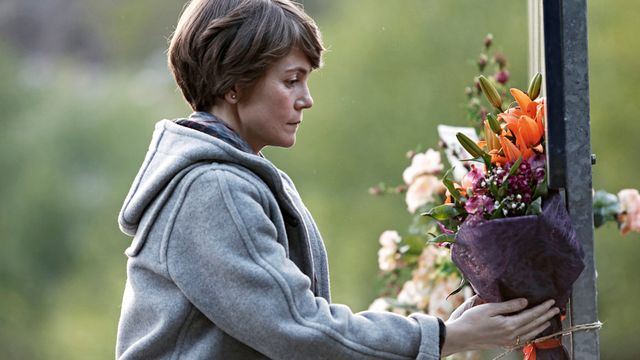 Human, Petal, Flower, Bouquet, People in nature, Street fashion, Floristry, Cut flowers, Flower Arranging, Brown hair, 