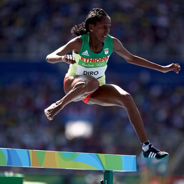 Sports uniform, Track and field athletics, Shoe, Sportswear, Athletic shoe, Human leg, Athlete, Jumping, Competition event, Playing sports, 