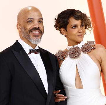 hollywood, california march 12 l r van hunt and halle berry attend the 95th annual academy awards on march 12, 2023 in hollywood, california photo by arturo holmesgetty images